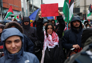 הפגנה פרו-פלסטינית במנצ'סטר באנגליה לאחר הפיגוע בבית הכנסת (צילום: REUTERS/Hannah McKay)