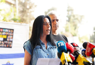 עינב צנגאוקר בסוכה מול מעון רה"מ (צילום: רן מלמד)