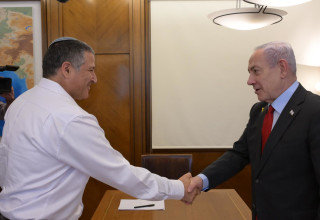 הפגישה הראשונה בין בנימין נתניהו לדוד זיני (צילום: עמוס בן גרשום לע"מ)