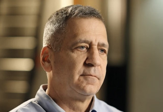 אביב כוכבי מתראיין אצל עמרי אסנהיים בתוכנית "מה קרה לצה"ל?" (צילום: רשת 13)
