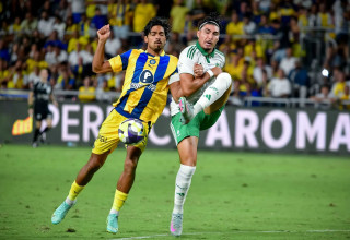 ליסב עיסאת שחקן מכבי חיפה מול דור פרץ שחקן מכבי תל אביב (צילום: אריאל שלום)