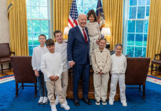 אביגיל עידן ומשפחתה בבית הלבן (צילום:  דוברות הבית הלבן)