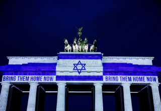 שער ברנדנבורג בגרמניה מואר עם המילים "החזירו אותם הבייתה עכשיו" (צילום: REUTERS/Nadja Wohlleben)