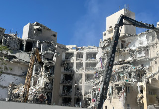 הריסת הבניין שנפגע מטיל איראני בבאר שבע (צילום: פלד ארבלי)