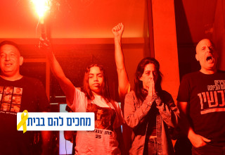 משפחות החטופים בכיכר אחרי ההכרזה על ההסכם (צילום: אבשלום ששוני)