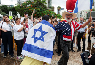 שמחה לאחר אישור עסקת החטופים (צילום: REUTERS/Ronen Zvulun)