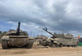 טנקים של צה"ל בשטחי הכינוס: לקראת יציאה מרצועת עזה (צילום: אבי אשכנזי)