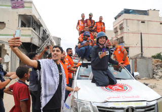 בעזה מציינים את הסכם הפסקת האש (צילום: REUTERS/Ebrahim Hajjaj)