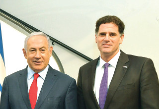 רון דרמר ובנימין נתניהו במעון ראש הממשלה (צילום: קובי גדעון לע"מ)