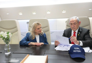 בנימין ושרה נתניהו במטוס (צילום: עמוס בן גרשום, לע"מ)