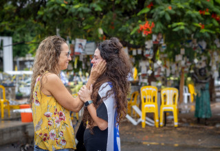 שמחה בכיכר החטופים עם הידיעה על שובם (צילום: Miriam Alster/Flash90)