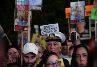 כיכר החטופים: "טראמפ הציל מטביעה את החטופים" (צילום: אבשלום ששוני)