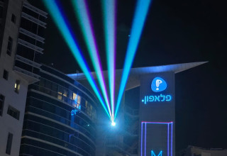 מיצג אור על בניין פלאפון בפתח תקווה (צילום: יוני ספיר)