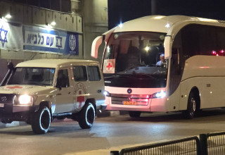 נציגי הצלב האדום הגיעו לכלא עופר  (צילום: אלון חכמון)