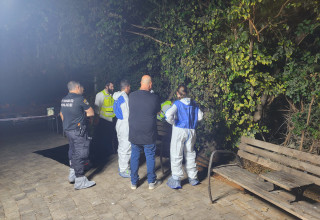 גופת אישה אותרה בגינה בתל אביב (צילום: דוברות המשטרה)