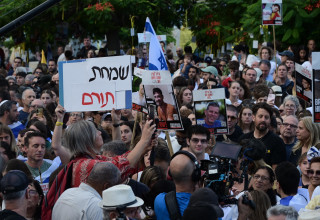 "שמחם תורם". כיכר החטופים, הבוקר (צילום: אבשלום ששוני)