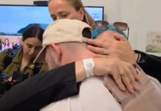בר קופרשטיין נפגש עם אימו (צילום: דובר צה"ל)