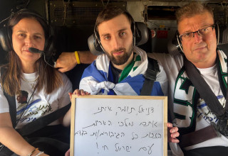 מתן אנגרסט על המסוק במסר לעם ישראל (צילום: מטה משפחות החטופים)