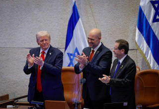 יצחק הרצוג, אמיר אוחנה ודונלד טראמפ במליאת הכנסת (צילום: נועם מושקוביץ, דוברות הכנסת)