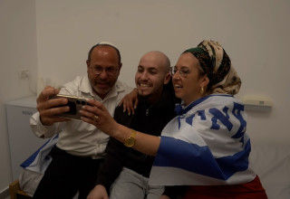 איתן מור נפגש עם הוריו, אפרת וצביקה (צילום: דובר צה"ל)