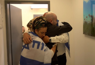 איתן מור נפגש עם הוריו, אפרת וצביקה (צילום: דובר צה"ל)