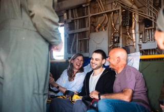 אלון אהל עם הוריו במסוק (צילום: דובר צה"ל)