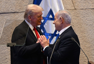 בנימין נתניהו ודונלד טראמפ במליאת הכנסת (צילום: אברהם בלוך)