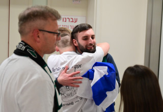 מתן אנגרסט עם המשפחה (צילום: רפי בן חקון, לע''מ)
