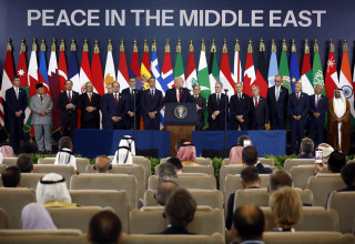 משתתפי הכנס בשארם א-שייח' (צילום: Yoan Valat/Pool via REUTERS)