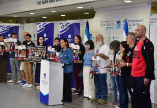 הצהרת משפחות החטופים באיכילוב (צילום: אבשלום ששוני)