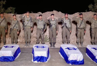 מעמד קבלת ארונות החטופים החללים ע"י כוח צה"ל (צילום: דובר צהל)