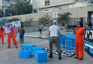 מפגינים מחוץ לעדות נתניהו (צילום: מאיה כהן)