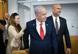 הדיון הבוקר- נתניהו בליווי עידית סילמן ואמיר אוחנה (צילום: פלאש 90)