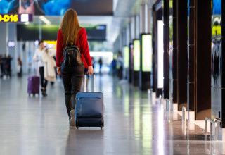 אישה בשדה תעופה (צילום: שאטרסטוק)