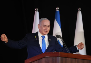 בנימין נתניהו בטקס הממלכתי לאירועי 7.10  (צילום: אלכס קולומויסקי, פול)