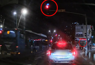קו 67 של דן ברמת גן חוצה באדום (צילום: מצלמת דרך)