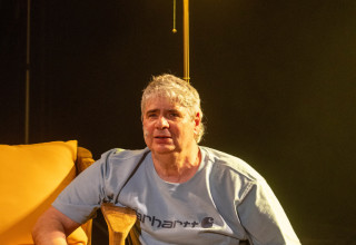 גיא מרוז בהצגתו "לא נורמלי" (צילום: יחצ)
