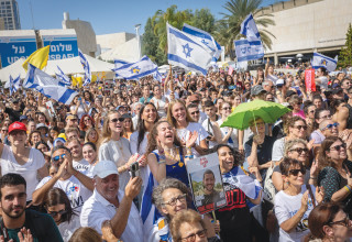 קהל ממתין להגעת החטופים ברחבת מוזיאון תל אביב (צילום: חיים גולדברג, פלאש 90)