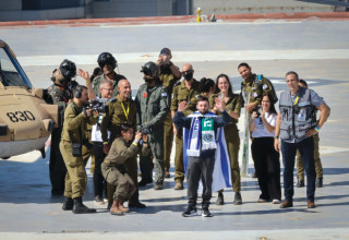 מתן אנגרסט חוזר לישראל  (צילום: יוסי זמיר)