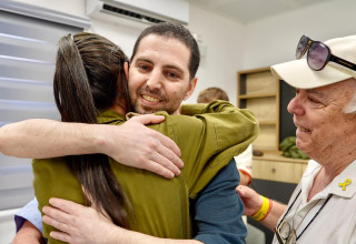 סא"ל (מיל') תמר אביב עם משפחתו של אלקנה בוחבוט ביום שחרורו משבי חמאס (צילום: דובר צהל)