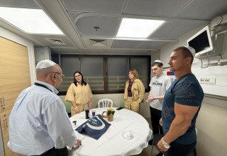 שורד השבי מקסים הרקין בארוחת שישי בביה"ח שיבא  (צילום: באדיבות המשפחה)