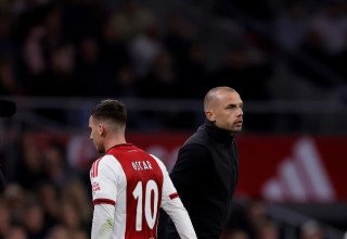 שחקן אייאקס אוסקר גלוך עם המאמן ג'וני הייטינחה (צילום: אימג'בנק  GettyImages, Rico Brouwer/Soccrates)