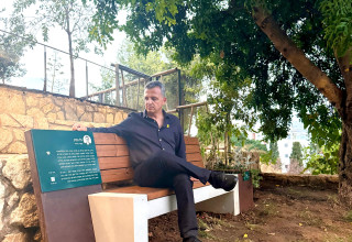 שאמה הכהן בפינת ההנצחה (צילום: דוברות העירייה)