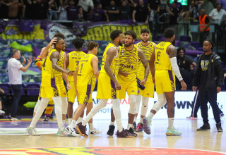 שחקני הפועל חולון (צילום: לירון מולדובן)