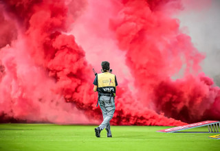 רימוני עשן של אוהדי הפועל תל אביב (צילום: אריאל שלום)