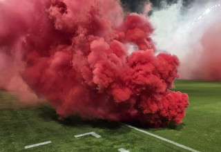 אבוקות שהשליכו אוהדי הפועל תל אביב בדרבי (צילום: אודי ציטיאט)