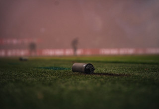 רימון עשן על כר הדשא בדרבי התל אביבי שבוטל (צילום: שירה קז)