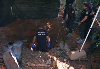 הבור בו אותרה גופת ניצולת השואה (צילום: דוברות המשטרה)