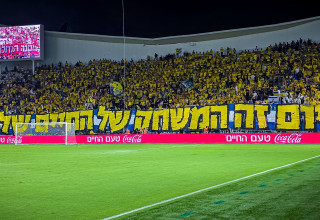 אוהדי מכבי תל אביב בדרבי שבוטל (צילום: אריאל שלום)