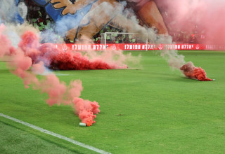 רימוני עשן של אוהדי הפועל תל אביב (צילום: אודי ציטיאט)